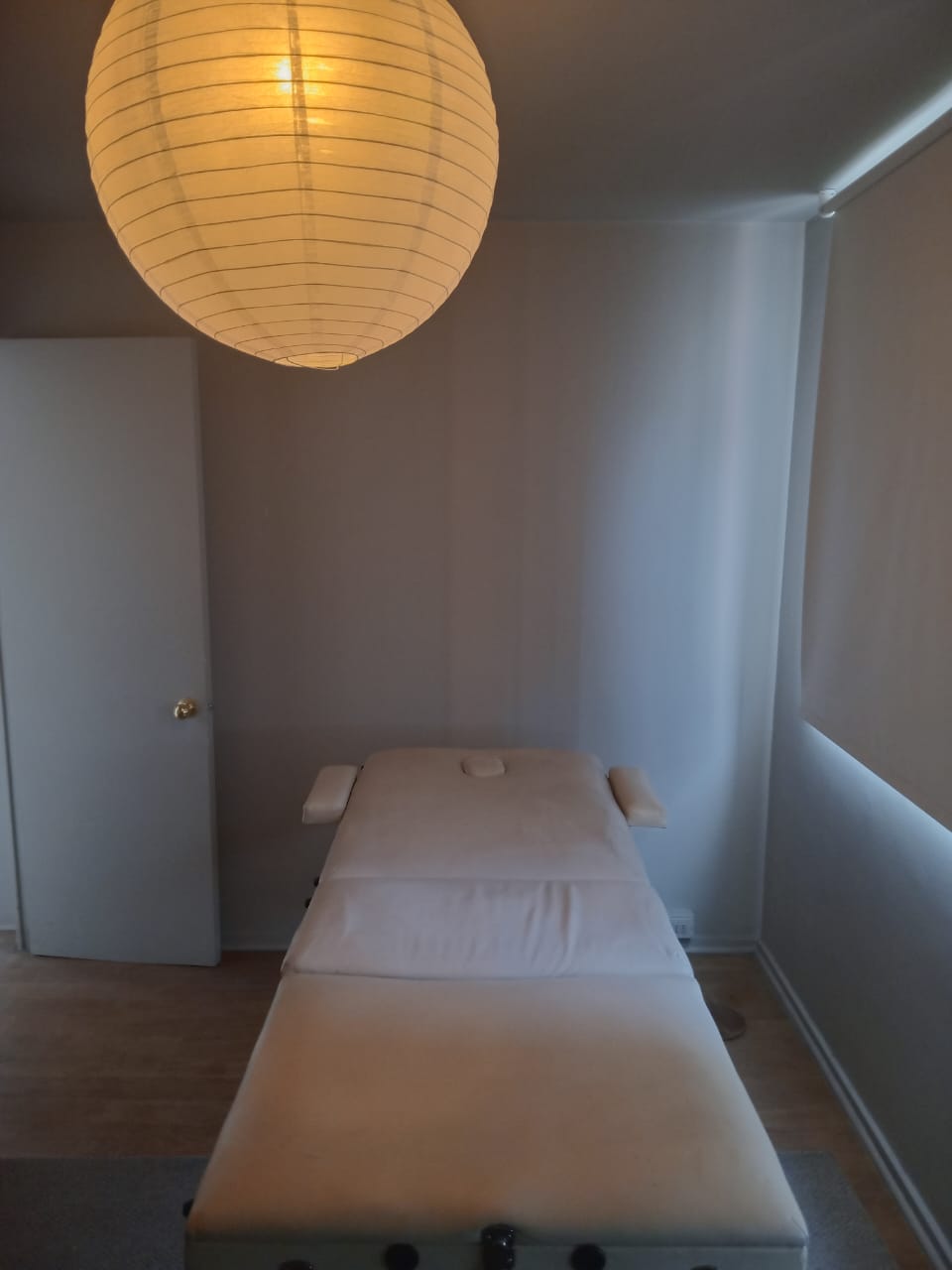 Sala de masajes profesional con camilla ergonómica